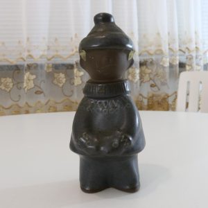 Figurin, pojke i vinterkläder, signerad ma.