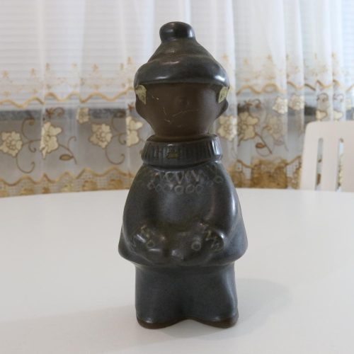 Figurin, pojke i vinterkläder, signerad ma.