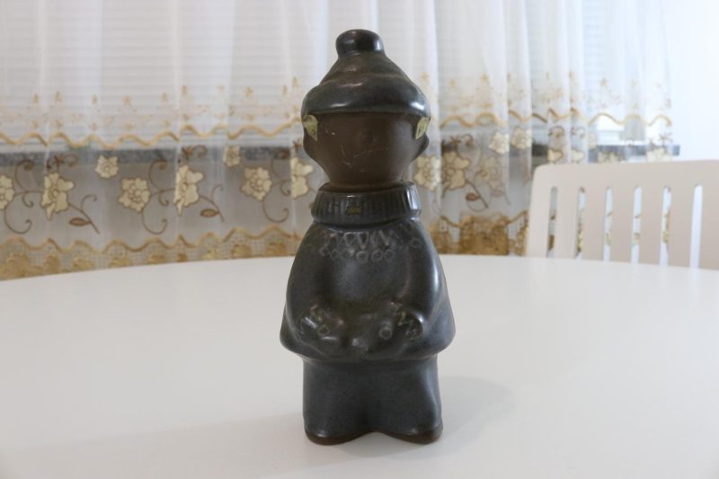 Figurin, pojke i vinterkläder, signerad ma.