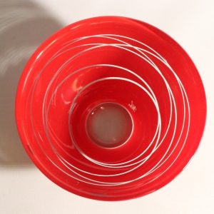 Elegant röd skål med modern design – 15 cm i diameter