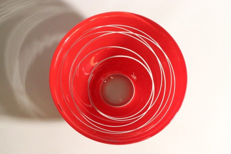 Elegant röd skål med modern design – 15 cm i diameter