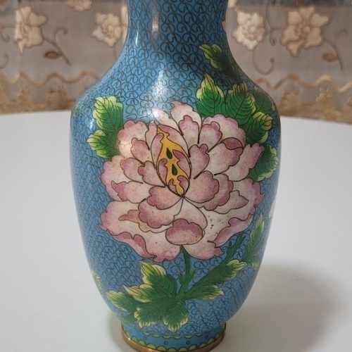 Blomvas, Kina 1900-tal, Cloisonne-vas dekorerad med pioner