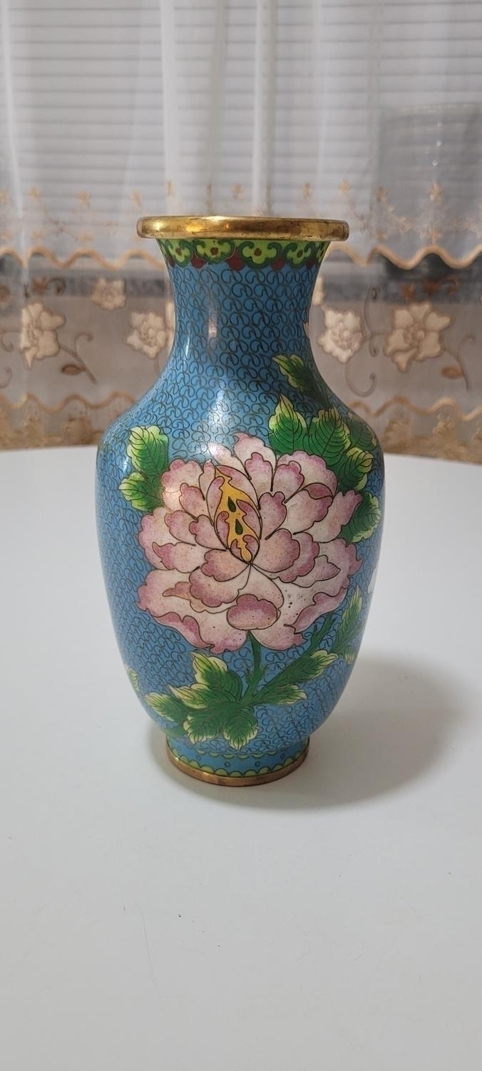 Blomvas, Kina 1900-tal, Cloisonne-vas dekorerad med pioner