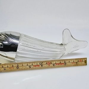 Elegant glasfisk med silverdetaljer – unik och dekorativ!
