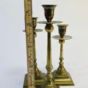 Set med tre mässingsljusstakar - Klassisk elegans