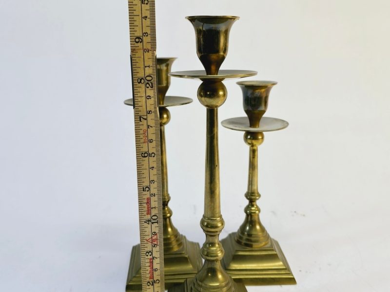 Set med tre mässingsljusstakar - Klassisk elegans