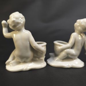 Charmiga porslinsfigurer med små blomkrukor – vintageinspirerat set