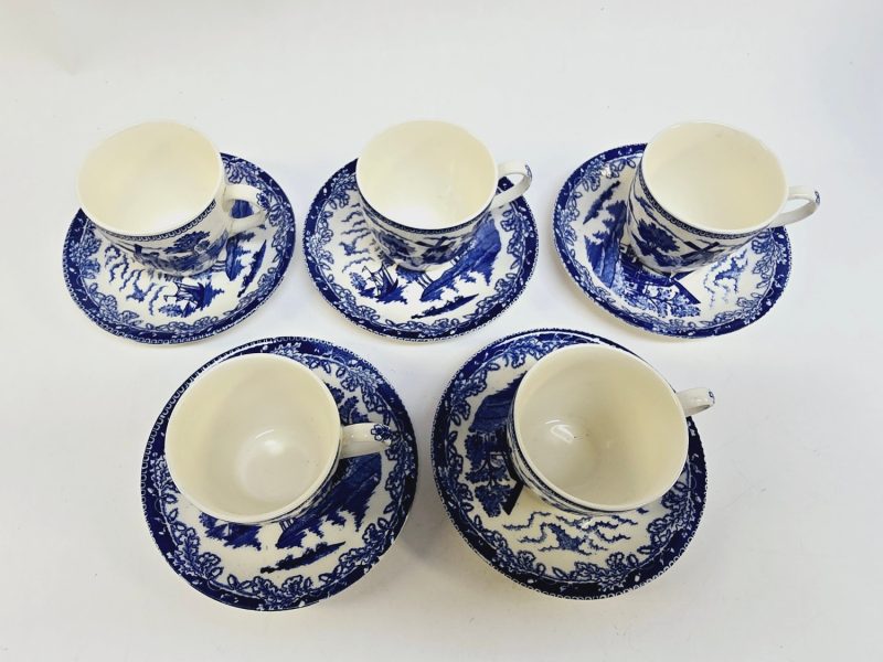 4st Vackra Blåvita Koppar med Fat – Klassisk Design för Samlare och Inredning