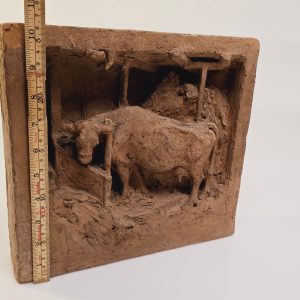 Unik Konstnärlig Relief med Jordnära Ko Motiv - 26 cm Hög