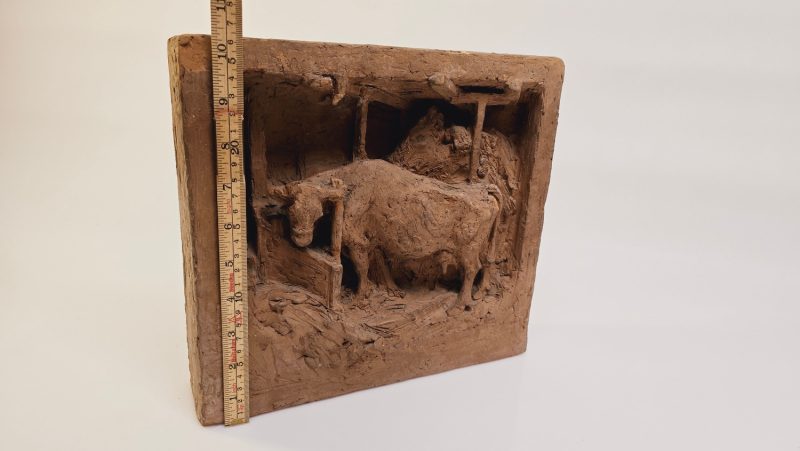 Unik Konstnärlig Relief med Jordnära Ko Motiv - 26 cm Hög