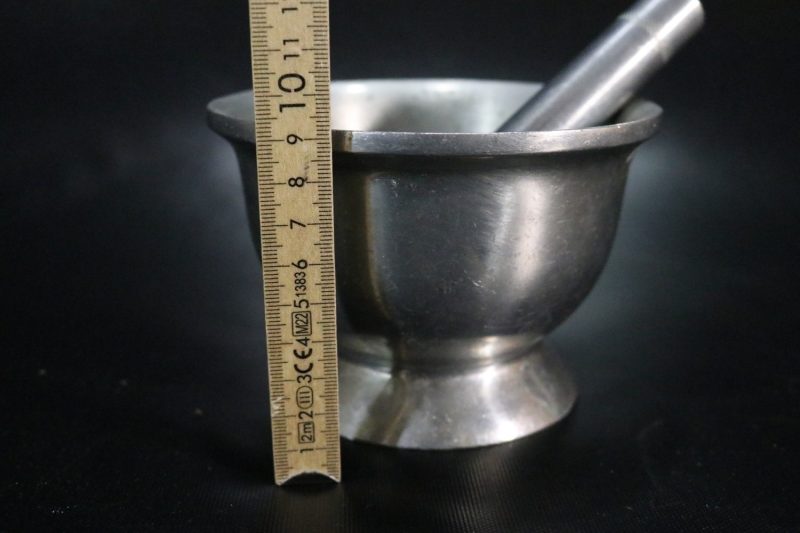 Mortel med mortelstöt , metall troligen aluminium