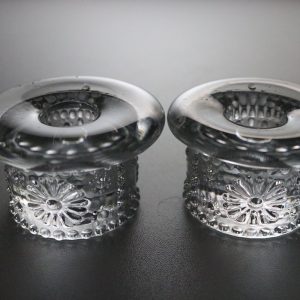 ETT PAR LJUSSTAKAR "DAISY" ROLF SINNEMARK FÖR KOSTA BODA GLASBRUK