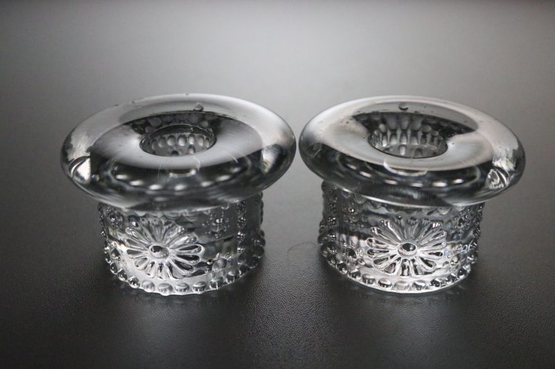 ETT PAR LJUSSTAKAR "DAISY" ROLF SINNEMARK FÖR KOSTA BODA GLASBRUK