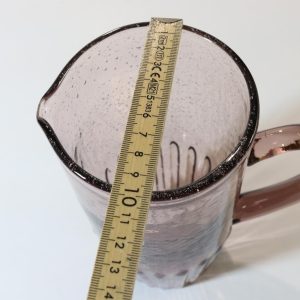 Tillbringare med bubblor i glaset, tillverkat av återvunnet glas