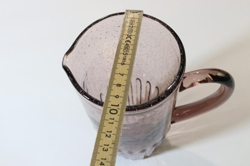 Tillbringare med bubblor i glaset, tillverkat av återvunnet glas