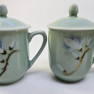Exklusivt porslinsset 9– Kopp med lock och skålar i elegant grönt och blomdesign
