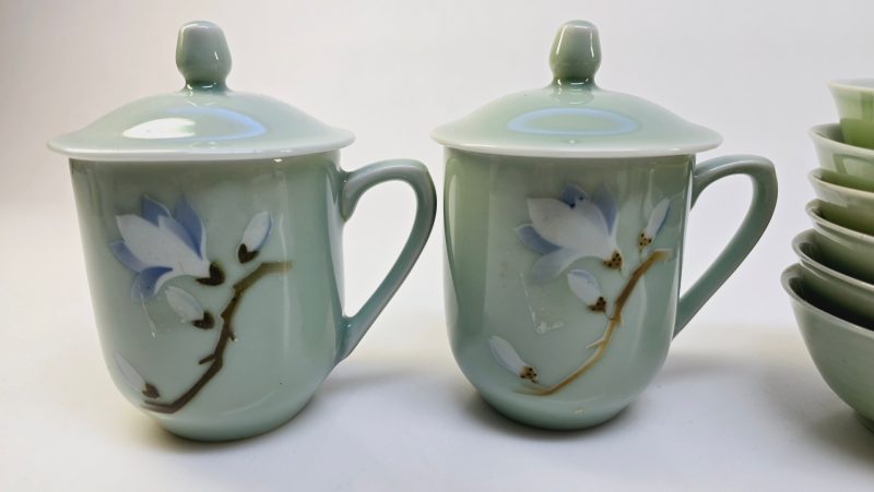 Exklusivt porslinsset 9– Kopp med lock och skålar i elegant grönt och blomdesign