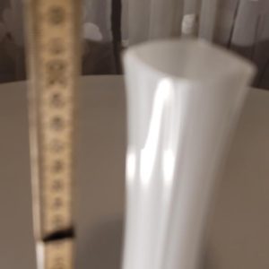 Stor art deco glasvas ca 30cm - vit, troligen Johansfors