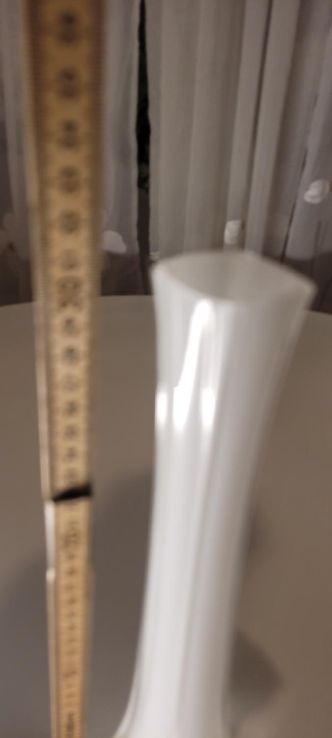 Stor art deco glasvas ca 30cm - vit, troligen Johansfors