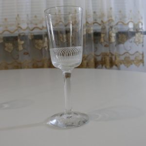 6st glas med etsad dekor