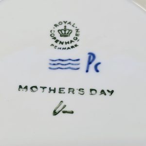 Royal Copenhagen Mors Dag 1973 Tallrik – En unik hyllning till mödrar