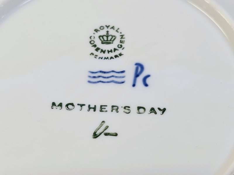 Royal Copenhagen Mors Dag 1973 Tallrik – En unik hyllning till mödrar