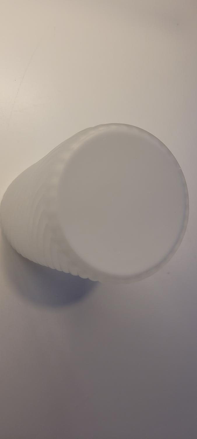 Vit avlång vas spiral dekor