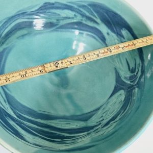 Handgjord Salladsskål från Moon and Peepers Pottery – Dekorerad i Fiskmotiv