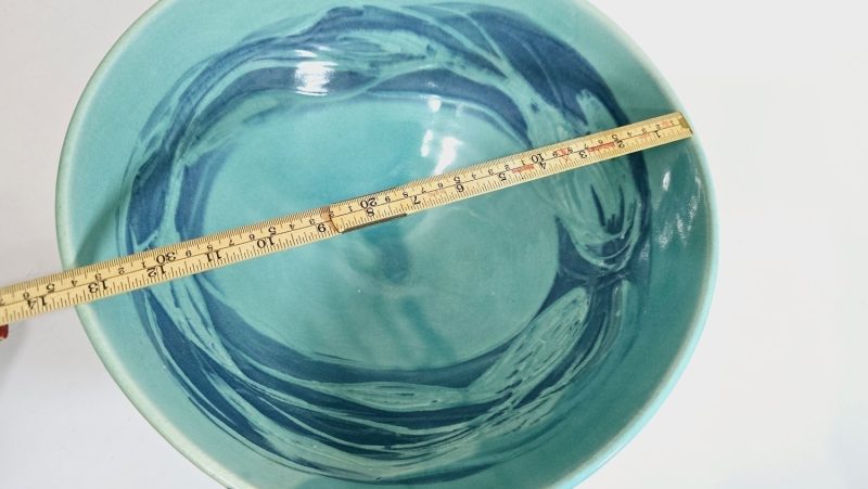 Handgjord Salladsskål från Moon and Peepers Pottery – Dekorerad i Fiskmotiv