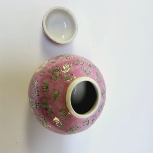 Elegant handmålad kinesisk porslinsburk i rosa och vitt