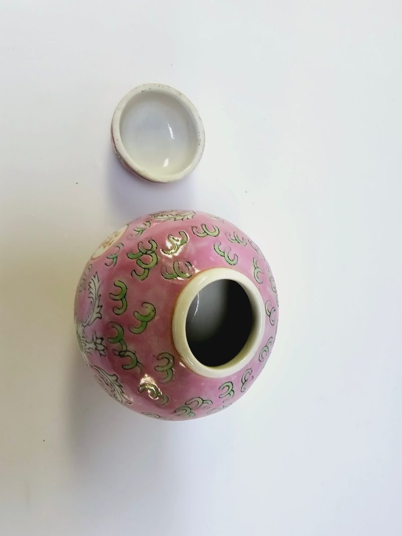 Elegant handmålad kinesisk porslinsburk i rosa och vitt