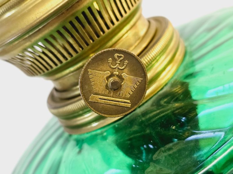 Oljelampa i grönt glas och mässing – 25 cm hög