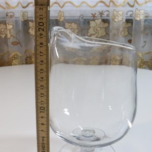 Stor transparent karaff på fot