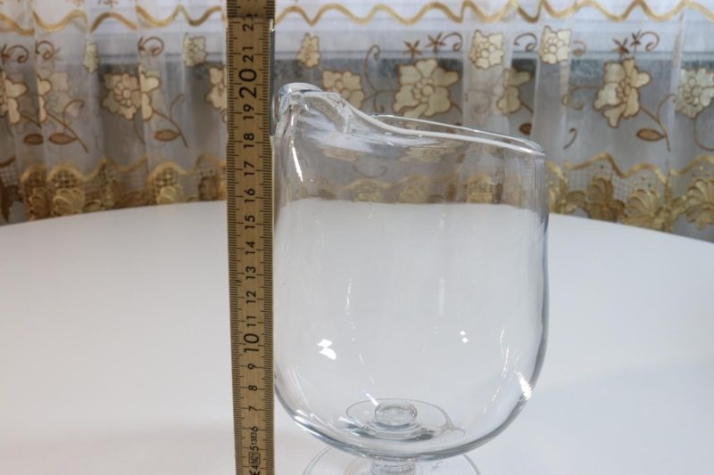 Stor transparent karaff på fot