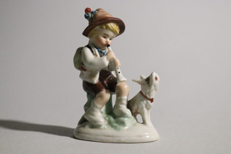 Vintage Porslinsfigur – Flöjtspelande Pojke med Hund, Tyskland