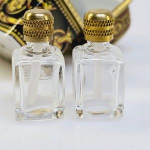 Elegant vintage parfymbox med flaskor från Past Times – unik och charmig!