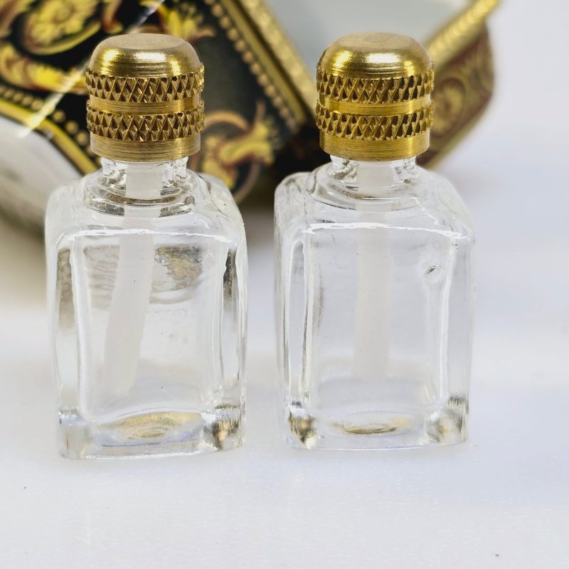 Elegant vintage parfymbox med flaskor från Past Times – unik och charmig!