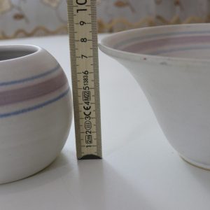 Skål och klotformad ljusstake, rosa rand