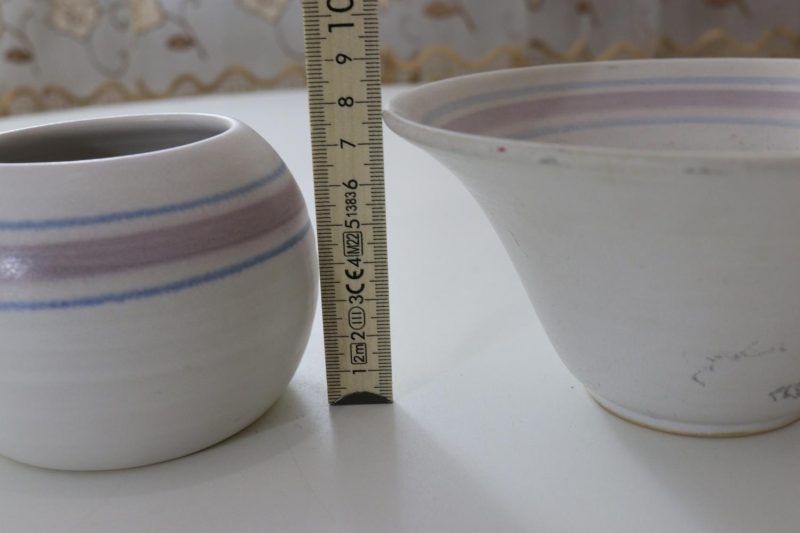 Skål och klotformad ljusstake, rosa rand