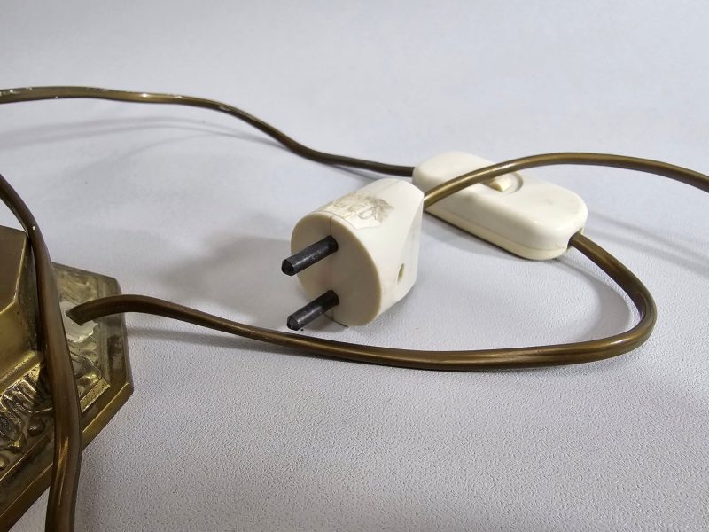 BORDSLAMPA, keramik och gulmetall, blomstermotiv, genombruten dekor, elektrifier