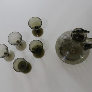 Karaff med 5 glas, troligen Johanfors glasbruk, rökfärgat glas