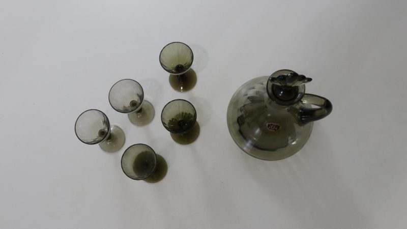 Karaff med 5 glas, troligen Johanfors glasbruk, rökfärgat glas