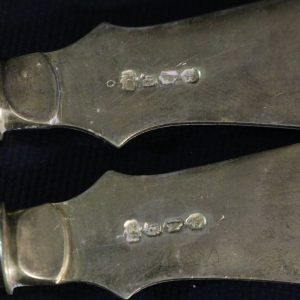 Elegant Antikt Set med Handsmidda Smörknivar i Nysilver