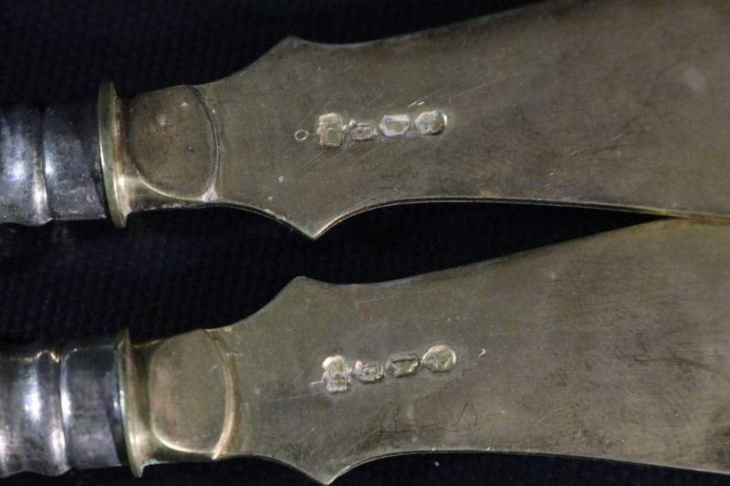 Elegant Antikt Set med Handsmidda Smörknivar i Nysilver