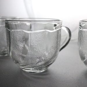 Vacker glasservis med stor skål och sex mindre glas