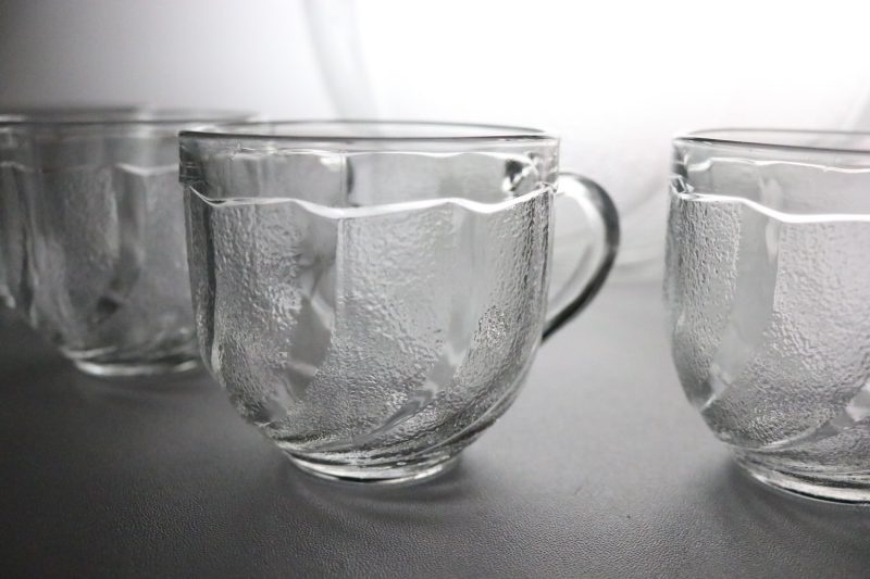 Vacker glasservis med stor skål och sex mindre glas