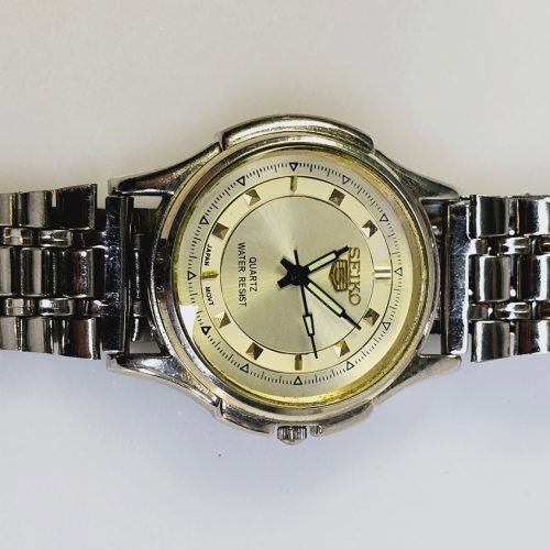 Seiko Quartz-klocka med guldfärgad urtavla – Stilren och Klassisk