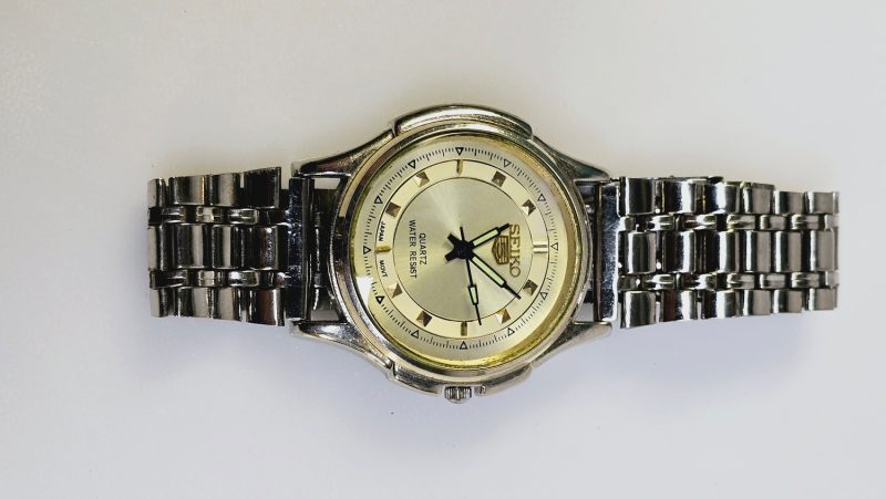 Seiko Quartz-klocka med guldfärgad urtavla – Stilren och Klassisk