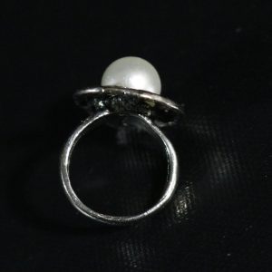 Ring och 1 örhänge med pärla, okänd material