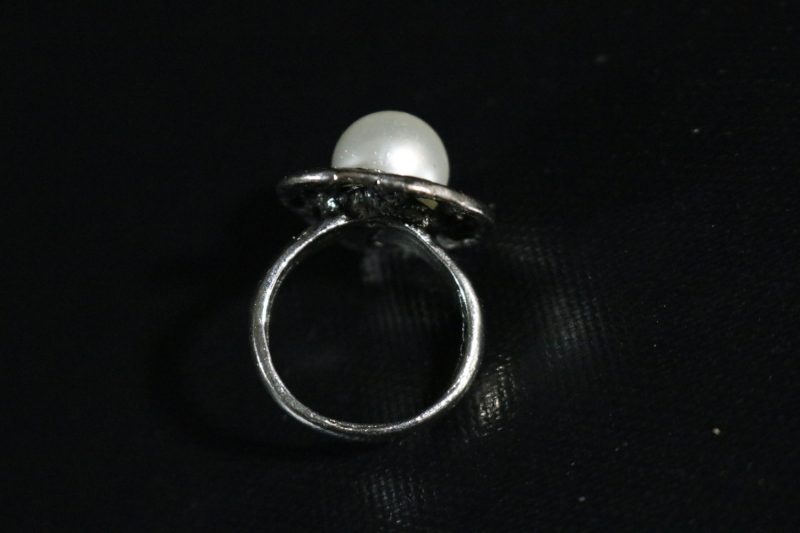 Ring och 1 örhänge med pärla, okänd material
